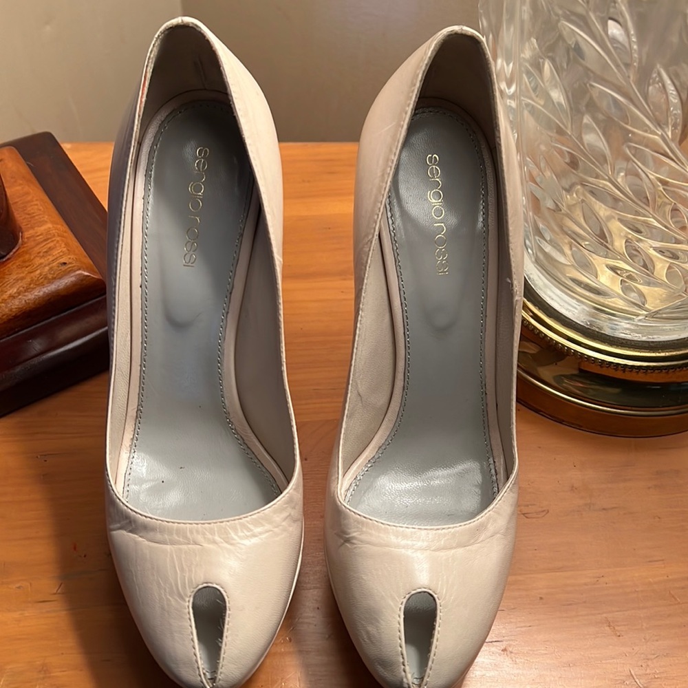 Sergio Rossi Beige Patent Leather Peep Toe EUC Platform Pump Size 39
